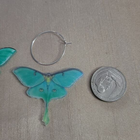 Green moth shaped acrylic hoop earrings - Picture 2 of 2